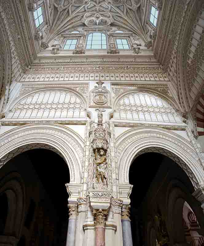 Córdoba 075 - Mezquita Catedral - interior - crucero.jpg